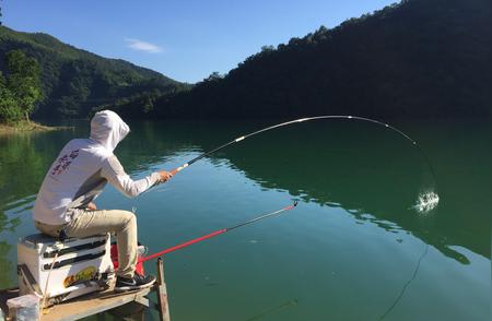 夏季钓鱼：深浅水域哪个更适宜？