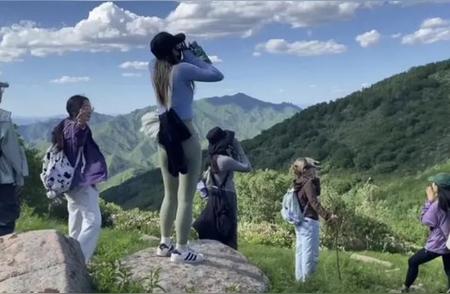 五十位女性户外徒步遭遇迷路危机，英勇大哥挺身而出完成救援！